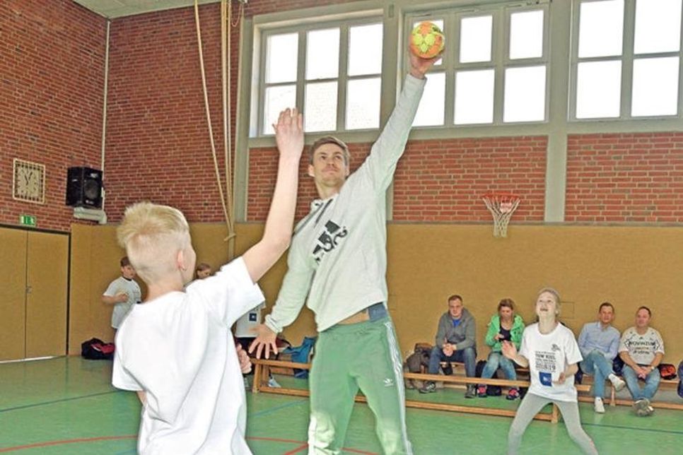 Schweiß treibende Trainingsstunde mit THW Handballer Rune Dahmke: Die Kinder der Lütjenburger Grundschule erwiesen sich als sportlich motivierte Nachwuchstruppe