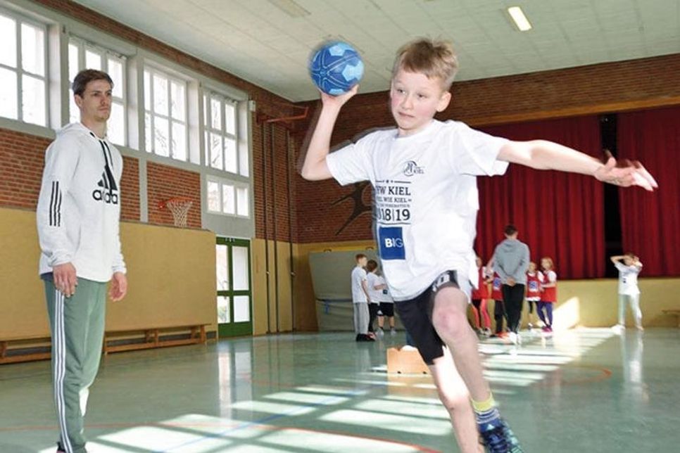 Trainingsstunde mit THW Handballer Rune Dahmke in der Sporthalle der Lütjenburger Grundschule.