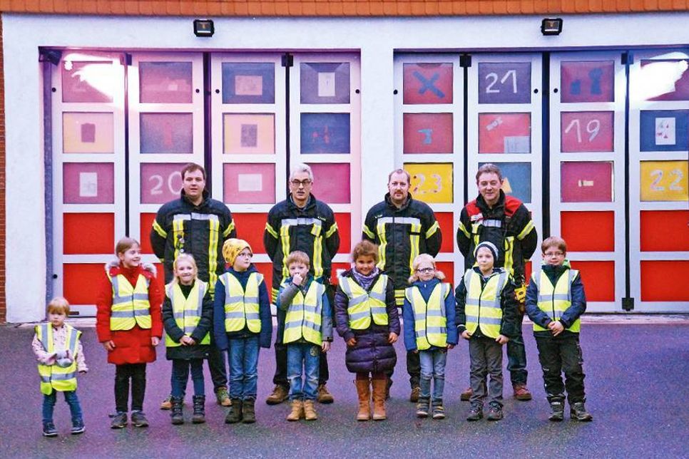 Ein Teil der Kinderfeuerwehr Pönitzer Seenplatte vor dem selbstgebasteltem „Adventskalender“ in Gleschendorf.  (Foto: FFW)