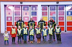 Ein Teil der Kinderfeuerwehr Pönitzer Seenplatte vor dem selbstgebasteltem „Adventskalender“ in Gleschendorf.  (Foto: FFW)