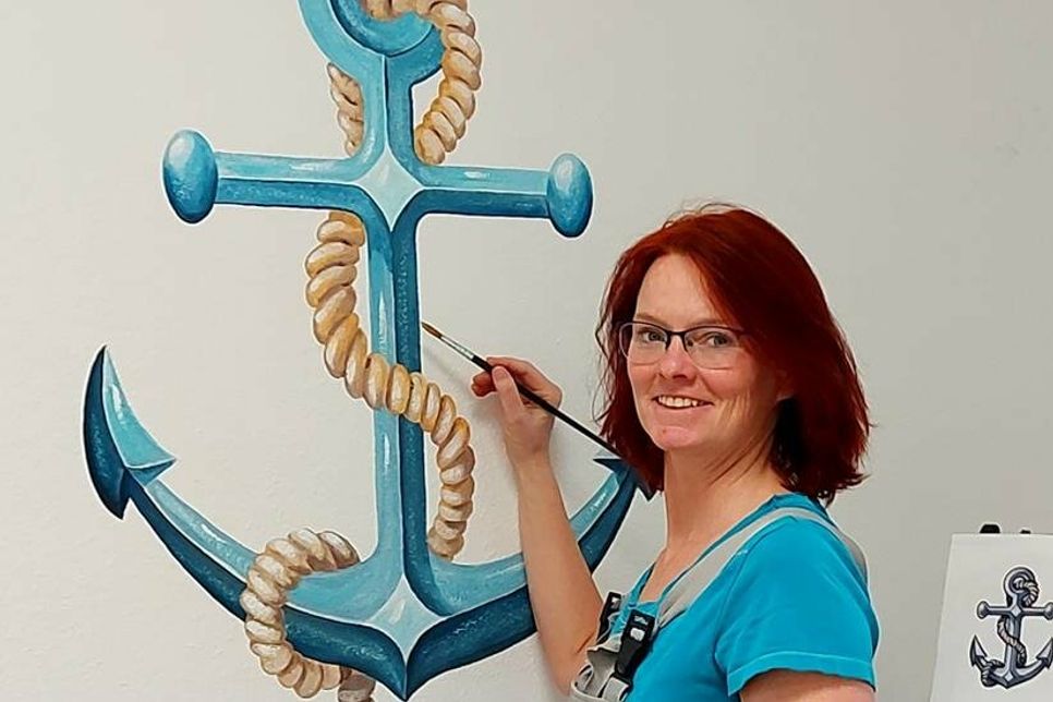Die Kunst- und Wandmalerin Anne Kraatz gestaltet die Wand in der Tagespflege Ankerplatz in Grömitz.