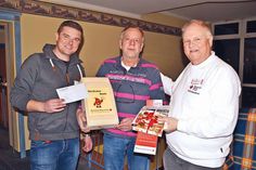 Till Quint, Referent für Öffentlichkeitsarbeit beim DRK-Blutspendedienst Nord-Ost, und Wolfgang Ahlisch (re.), 1. Vorsitzender des DRK-Ortsvereins Gemeinde Scharbeutz, bedanken sich bei Jubiläumsspender Jürgen Strunk mit Präsenten. (Foto: René Kleinschmidt)