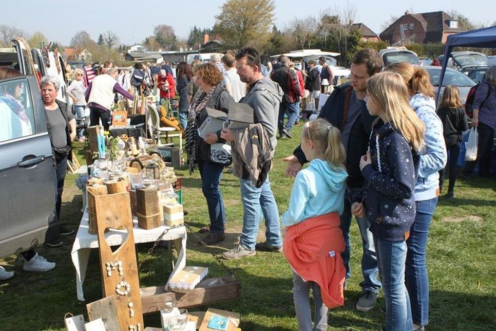 Mehr geht nicht: Flohmarkt-Stöbern bei Sonnenschein.