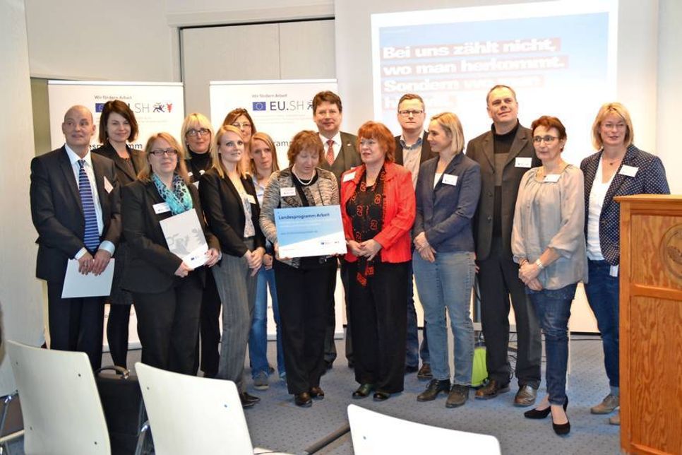 Die Projektträger mit Arbeitsminister Reinhard Meyer (7. v. re.): Tanja Schatomski, Prokuristin der FBQ GmbH, (3. v. lks.).