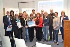 Die Projektträger mit Arbeitsminister Reinhard Meyer (7. v. re.): Tanja Schatomski, Prokuristin der FBQ GmbH, (3. v. lks.).