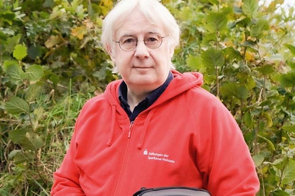 Jörg Schumacher mit einem automatischen Defibrillator