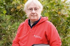 Jörg Schumacher mit einem automatischen Defibrillator