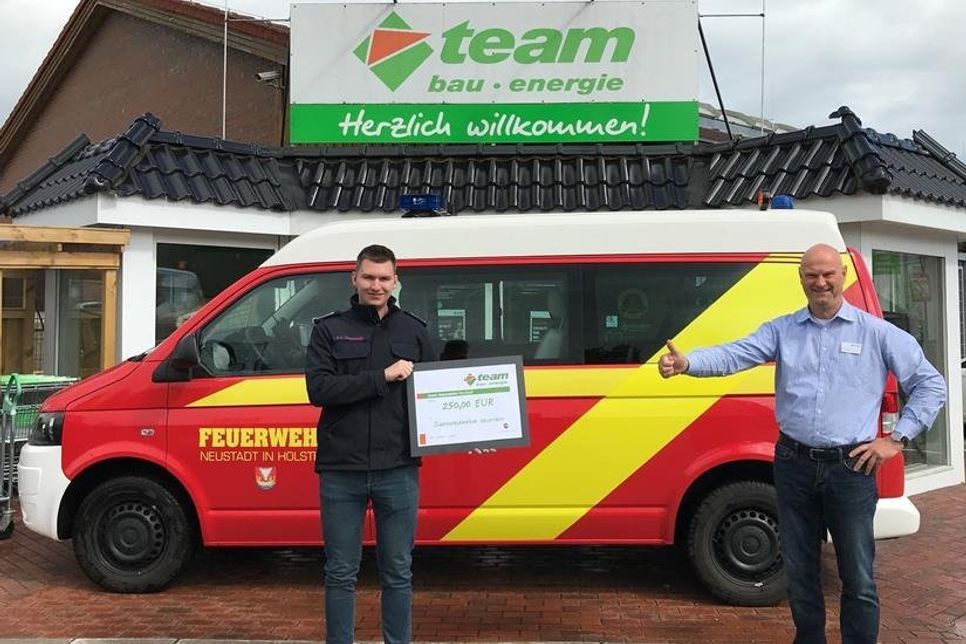 Baufachmarktleiter Heiko Müller (re.) bei der Übergabe an Jugendfeuerwehrwart Finn-Lasse Dranowski.