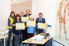 Harald Sommerfeldt (hinten) übergab die Spendenschecks (v. l.) Jutta Schlüter und Renate Ernst (Grundschule Trent), Michael Mix (Jugendfeuerwehr Kühren-Wahlstorf),  Hannelore Fahrenkrog (Seniorentreff Wahlstorf) und Michael Steenbuck für die Praxis ohne Grenzen.