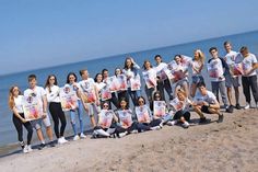 Inspiriert von den angesagten Holi-Festivals, verwandeln die Schüler des Ostsee-Gymnasiums Timmendorfer Strand und die TSNT GmbH den Strand in ein buntes Farbenmeer.