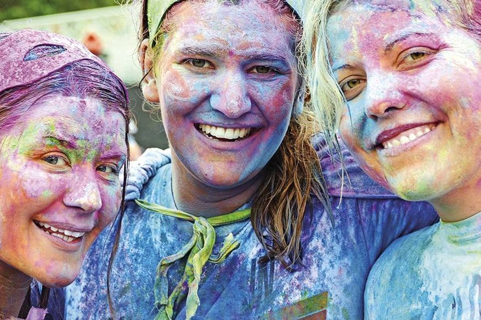 Bunte „Holi-Girls“ bei einem Holi-Festival, das jetzt auch erstmalig in Timmendorfer Strand stattfindet. (Fotos: TSNT GmbH)