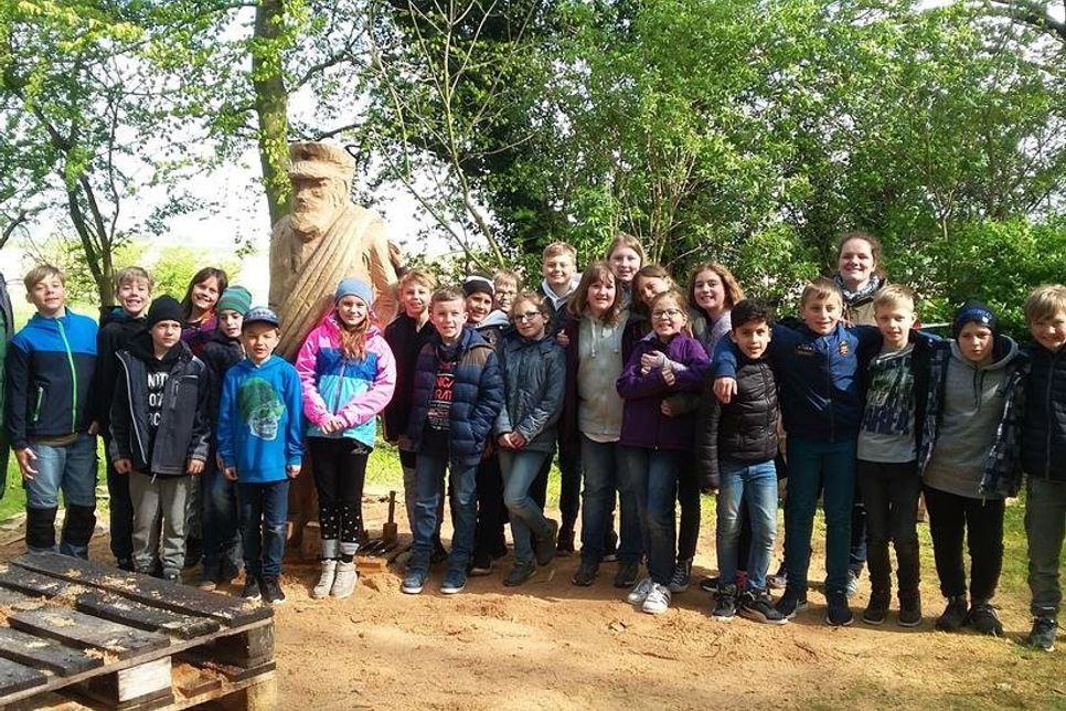 Die Viertklässler der Gruber Grundschule besuchten den Bildwerker Johannes Caspersen auf dem Paasch-Eyler-Platz. Die Schüler lernten die unterschiedlichen Werkzeuge des Künstlers kennen. Die Arbeiten begannen mit Kettensäge und Winkelschleifer. Für die Feinheiten benutzte Caspersen verschiedene Stecheisen. Dass ein Bildwerker auch sehr gut zeichnen kann, konnten die Schüler an den Skizzen zur Planung der Figuren erkennen.