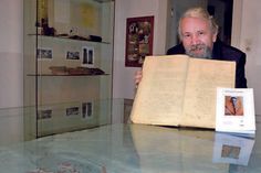 Volker Liebig präsentiert das alte Protokollbuch der Scheiben-Schützengilde Preetz.