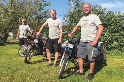 Bernhard von Cramer (von links), Oliver Hansen und Sven Richter haben rund 500 Kilometer mit ihren Mofas zurückgelegt.