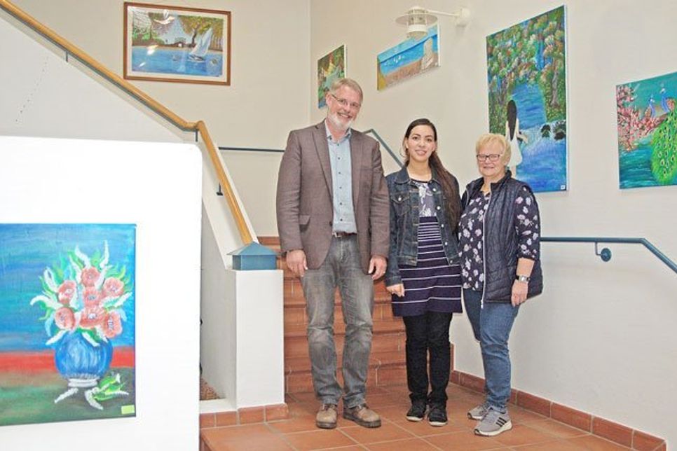 Ausstellung im Amt Selent: Sozialamtsleiter Jens Iversen, Karima Rahman, Marlen Grapatin.