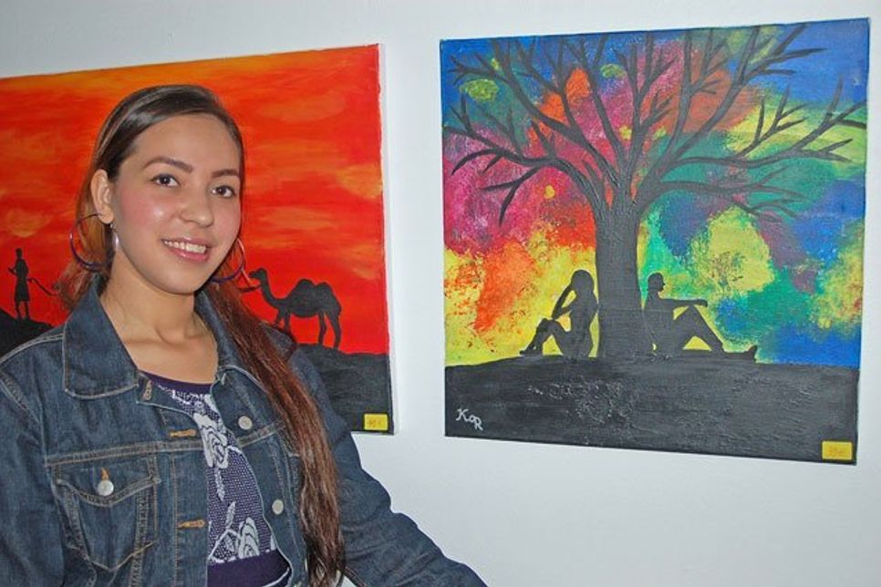 Hoffnungsvolle helle Farben zeichnen die meisten der Bilder aus, die Karima Rahman malt. Doch noch häufig drängen sich auch düstere Farben in die Bilder. Die Malerin ist eine junge Afghanin, die mit ihrer Familie in Selent ein neues Zuhause gefunden hat.