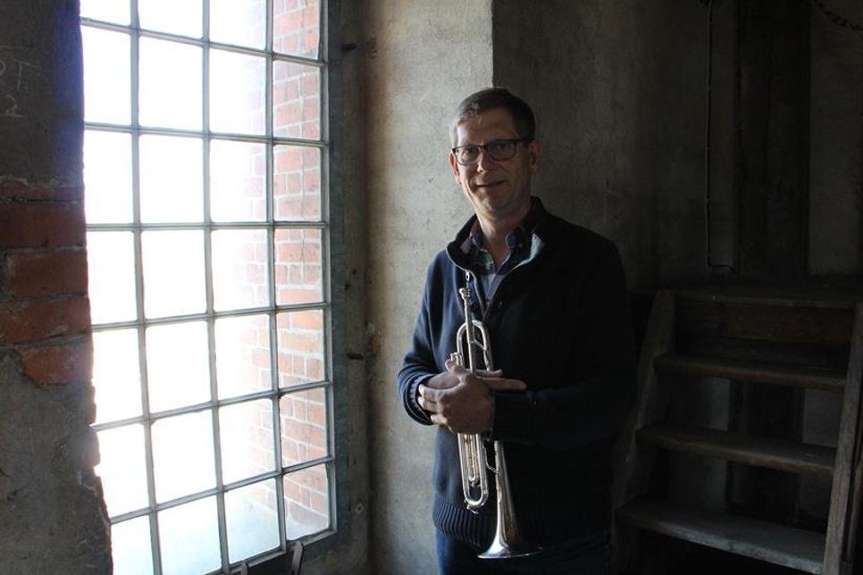 Neustadt. Seit 20 Wochen, genauer gesagt seit dem 20. März, erklimmt Kirchenmusiker Andreas Brunion fast jeden Tag den 56 Meter hohen Glockenturm der Stadtkirche, um von dort aus in Coronazeiten ein musikalisches Zeichen zu setzen (der reporter berichtete). Die kleinen Trompetenkonzerte erklingen um sieben Minuten vor 12. Am Freitag, dem 17. Mai, spielt Brunion zum 97. - und vorerst vorletzten - Mal. Unterstützt wird er von Matthias Krebber und Daniel Stadtfeld. Zu hören ist eine von Brunion komponierte dreistimmige Fanfare, welcher der Choral „Danket dem Herrn, denn er ist freundlich“ zugrunde liegt. Ab Sonntag wird beim Turmblasen eine urlaubsbedingte Pause eingelegt. Ob danach das 100. Minikonzert über der Stadt zu hören sein wird, steht noch nicht fest. (he)