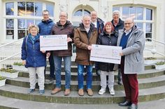 Symbolische Scheckübergabe in Timmendorfer Strand (von links): Mechthild Piechulla und Henning Reimann (Kinderschutzbund OH), Dr. Martin Struve (Lions Club), Olf Leder (Tafel Neustadt), Matthias Benkstein (Lions Club),  Gabriela Nellies (Tafel Neustadt) sowie Peter Danzeglocke und Bernd Arnold.