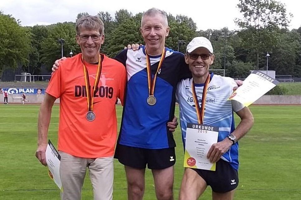 Bei den Deutschen Meisterschaften in Essen über die 10.000 m auf der Bahn erlief Peter Massny in einer Zeit von 39:28 min den zweiten Platz und darf sich nun Deutscher Vizemeister nennen. (red)