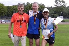 Bei den Deutschen Meisterschaften in Essen über die 10.000 m auf der Bahn erlief Peter Massny in einer Zeit von 39:28 min den zweiten Platz und darf sich nun Deutscher Vizemeister nennen. (red)