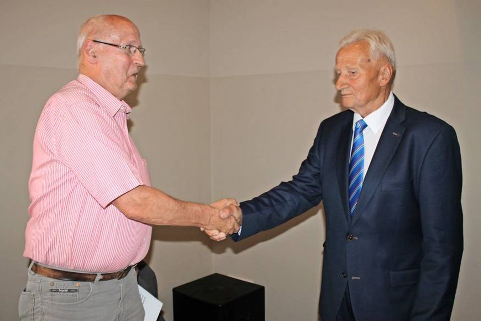 Vorheriger Bürgervorsteher und zweitältestes Mitglied der Gemeindevertretung Wolfgang Schüller (lks.) bei der Verpflichtung von Rolf Schröder.