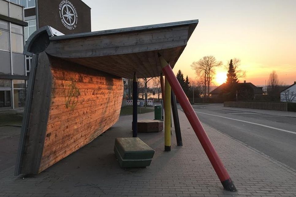 An den Bushaltestellen und auf dem Nachhauseweg muss ausreichend Abstand gehalten werden. In der Schule werden Masken getragen.