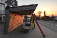 An den Bushaltestellen und auf dem Nachhauseweg muss ausreichend Abstand gehalten werden. In der Schule werden Masken getragen.