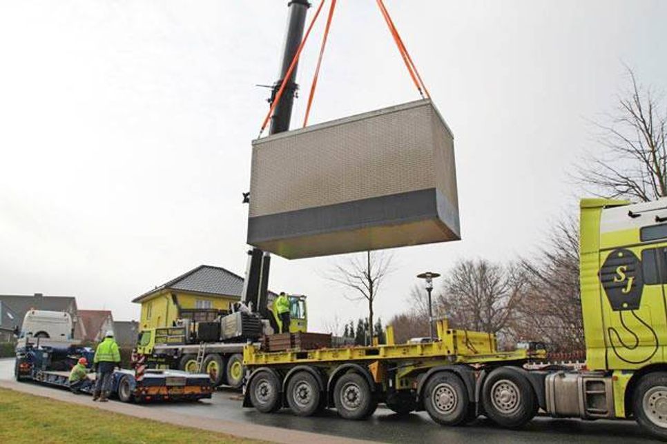 Mit dem Aufbau der Hauptverteilerstation in der Tapastraße beginnt der Glasfaserausbau im Nordosten der Schusterstadt. Wer in den anderen Stadtteilen noch in den Genuss eines kostenfreien Hausanschlusses kommen möchte – hat noch bis zum 8. April Zeit für einen Vertragsabschluss.
