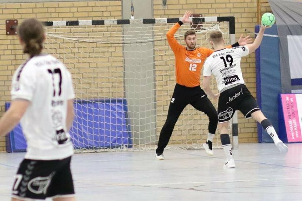 Hielt sein Team mit einer sehr guten Leistung im Spiel - Max Folchert Nr. 12.