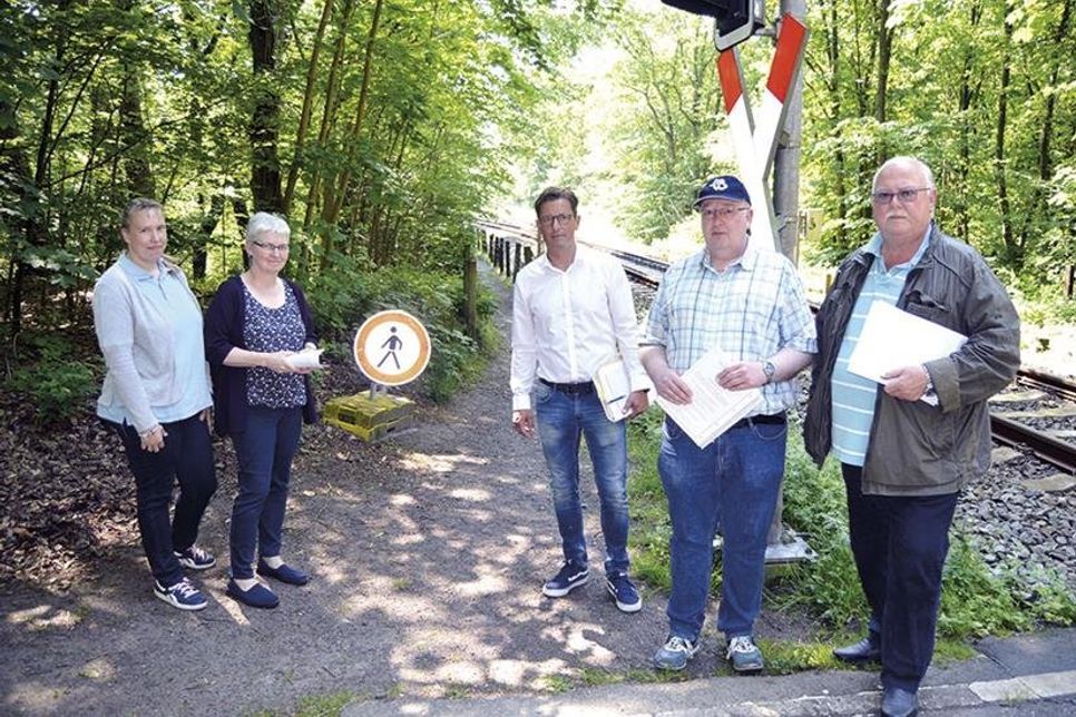 Kindergartenleiterin Christiane Schumacher (2.v.l) und Elternvertreterin Meike Krause haben für die Entscheidung, dass der Trampelpfad weiterhin gesperrt bleibt, nur ein müdes Lächeln übrig. Auch bei Ratekaus Bürger­meis­ter Thomas Keller (m.), seinem Mitarbeiter Dieter Unken und Kirchengemeinderat und Gemeindevertreter Heinz-Klaus Drews (r.) stößt das auf Unverständnis. (Foto: Stefan Setje-Eilers)