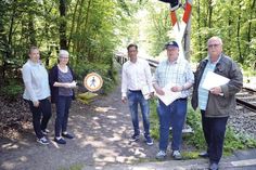 Kindergartenleiterin Christiane Schumacher (2.v.l) und Elternvertreterin Meike Krause haben für die Entscheidung, dass der Trampelpfad weiterhin gesperrt bleibt, nur ein müdes Lächeln übrig. Auch bei Ratekaus Bürger­meis­ter Thomas Keller (m.), seinem Mitarbeiter Dieter Unken und Kirchengemeinderat und Gemeindevertreter Heinz-Klaus Drews (r.) stößt das auf Unverständnis. (Foto: Stefan Setje-Eilers)