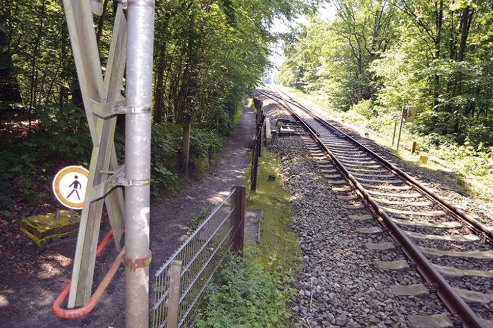 Bis hierher und nicht weiter! Jahrzehntelang wurde der Trampelpfad entlang der Gleise als Schnellverbindung zwischen der Straße am Ehrenmal und dem Waldstück Packan genutzt. Mittlerweile ist es verboten, den Weg zu betreten.  (Foto: Stefan Setje-Eilers)