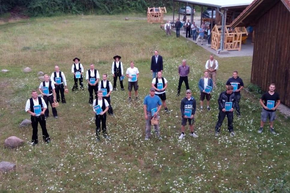 Die erfolgreichen Junggesellen (die Zimmerer in der traditionellen Kluft) sowie die beiden Obermeister Ralf Hoffmann, Bernd Rüß und den Ausbildungsmeister der Überbetrieblichen Ausbildungsstätte Björn Rathje.