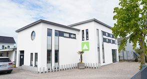 Im Geschäft im Körnickerfeld 21 gibt es viele Vorzelte zum Besichtigen, einen Reperaturservice, einen kleinen Shop für Campingutensilien und natürlich ausführliche fachkundige Beratung.
