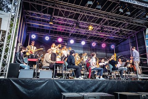 Musikalische Höhepunkte auf dem Timmendorfer Platz: Pop-Revue der Musikhochschule Lübeck und Sommerkonzert mit Pohlmann