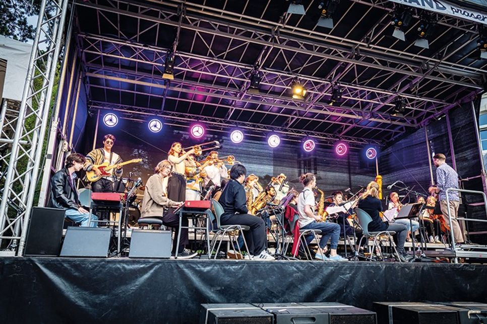 Musikalische Höhepunkte auf dem Timmendorfer Platz: Pop-Revue der Musikhochschule Lübeck und Sommerkonzert mit Pohlmann
