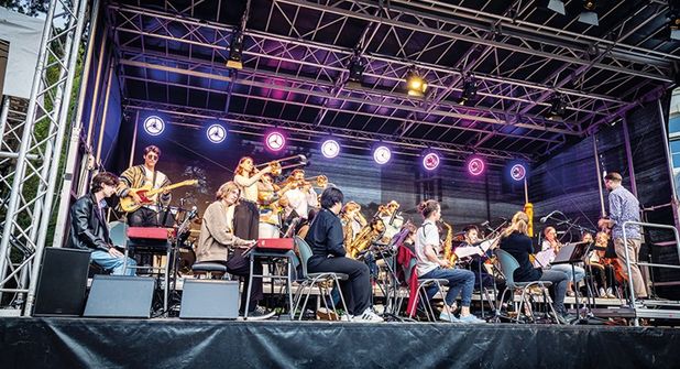 Musikalische Höhepunkte auf dem Timmendorfer Platz: Pop-Revue der Musikhochschule Lübeck und Sommerkonzert mit Pohlmann