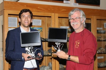 Von den Spenden wurden zwei neue digitale Mikroskope für das Haus der Natur angeschafft, die Benedict Küpker (CDU; lks.) und Vollrath Wiese (VFNC) stolz präsentieren.