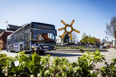 Flexibel und autofrei unterwegs – zwischen Grömitz und dem Lensterstrand verbindet der Grömitzer Sonnenshuttle insgesamt 15 Haltestellen. Noch bis zum 30. September verkehrt der kostenlose Shuttlebus schnell und komfortabel und bringt Urlaubsgäste sowie Einwohner der Gemeinde Grömitz zuverlässig an ihr Ziel. 
Weitere Informationen unter www.groemitz.de/sonnenshuttle. (red)