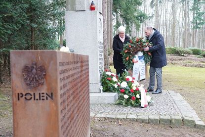 Kreispräsidentin Petra Kirner und Landrat Timo Gaarz bei der Kranzniederlegung.