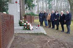 Bürgervorsteherin Anja Bendfeldt, Helmuth Kurth vom Verein Zukunft braucht Erinnerung, Generalkonsulin Aleksandra Krystek-Biernacka, Jakub Deka von der Stiftung Polnisch-Deutsche Aussöhnung, Bürgermeisterin Bettina Schäfer, Kreispräsidentin Petra Kirner und Landrat Timo Gaarz (v. lks.) bei der Einweihung des Denkmals.