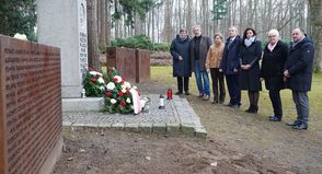 Bürgervorsteherin Anja Bendfeldt, Helmuth Kurth vom Verein Zukunft braucht Erinnerung, Generalkonsulin Aleksandra Krystek-Biernacka, Jakub Deka von der Stiftung Polnisch-Deutsche Aussöhnung, Bürgermeisterin Bettina Schäfer, Kreispräsidentin Petra Kirner und Landrat Timo Gaarz (v. lks.) bei der Einweihung des Denkmals.