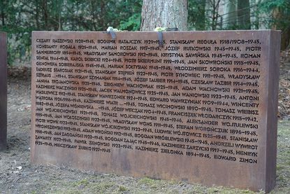 Auf dem Denkmal stehen die Namen der dort begrabenen Kriegsopfer.