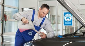 Die Werkstatt-Profis prüfen auch den Kühlerflüssigkeitsstand und füllen die fehlende Menge nach.