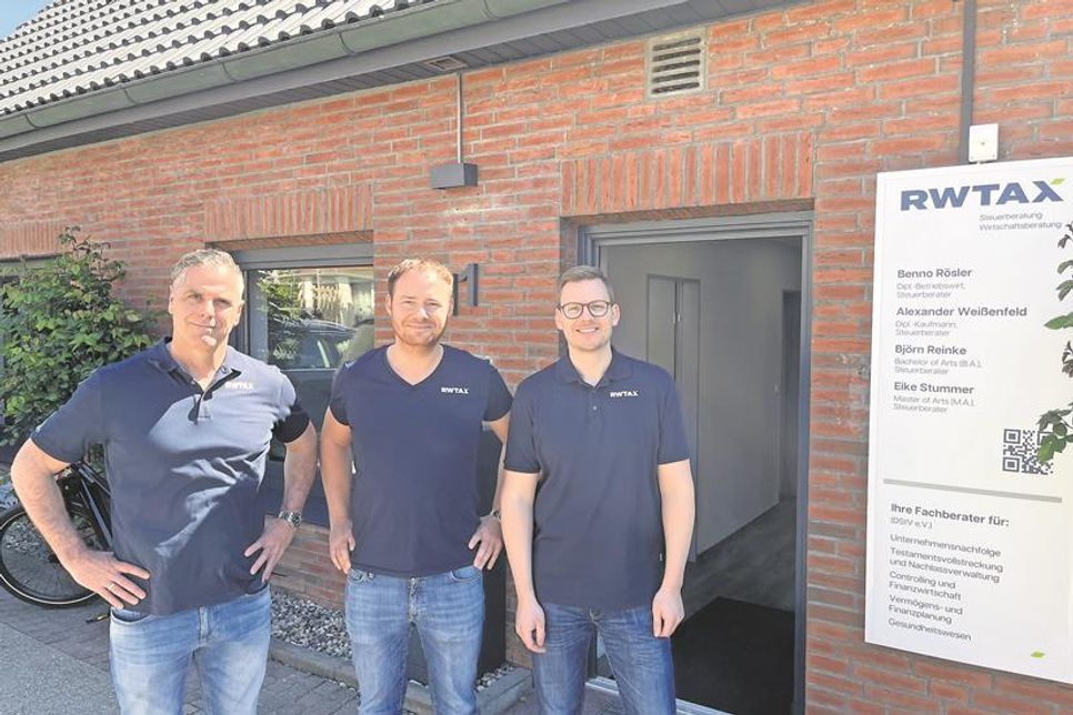 Alexander Weißenfeld, Eike Stummer und Björn Reinke (v. lks.) vor dem neuen RWTAX-Büro am Grünen Gang in Neustadt.