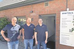 Alexander Weißenfeld, Eike Stummer und Björn Reinke (v. lks.) vor dem neuen RWTAX-Büro am Grünen Gang in Neustadt.