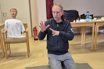 Stefan Post erklärt die Herzdruckmassage.