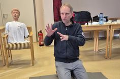 Stefan Post erklärt die Herzdruckmassage.