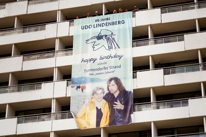 Überraschung zum 80. Geburtstag von Udo Lindenberg: Riesiges Banner am Maritim Seehotel als Gruß aus seiner zweiten Heimat