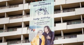 Überraschung zum 80. Geburtstag von Udo Lindenberg: Riesiges Banner am Maritim Seehotel als Gruß aus seiner zweiten Heimat